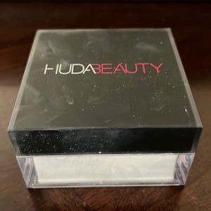 Huda Beauty Easy Bake Loose Setting Powder